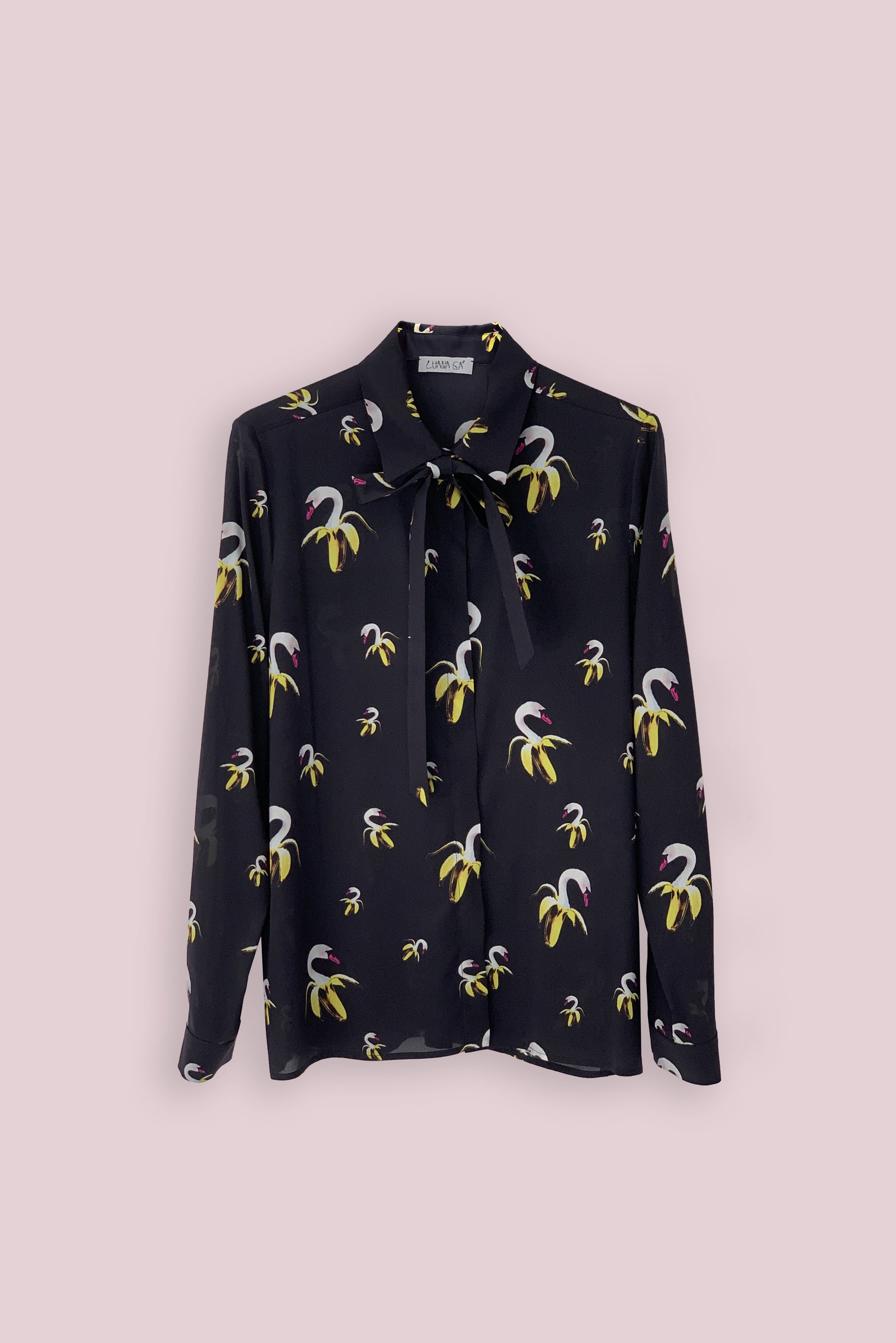 This Luana Ga' shirt is the signature of the brand.Printed in Italy on silk crêpe de chine.It comes with a bow that can be used also as a belt