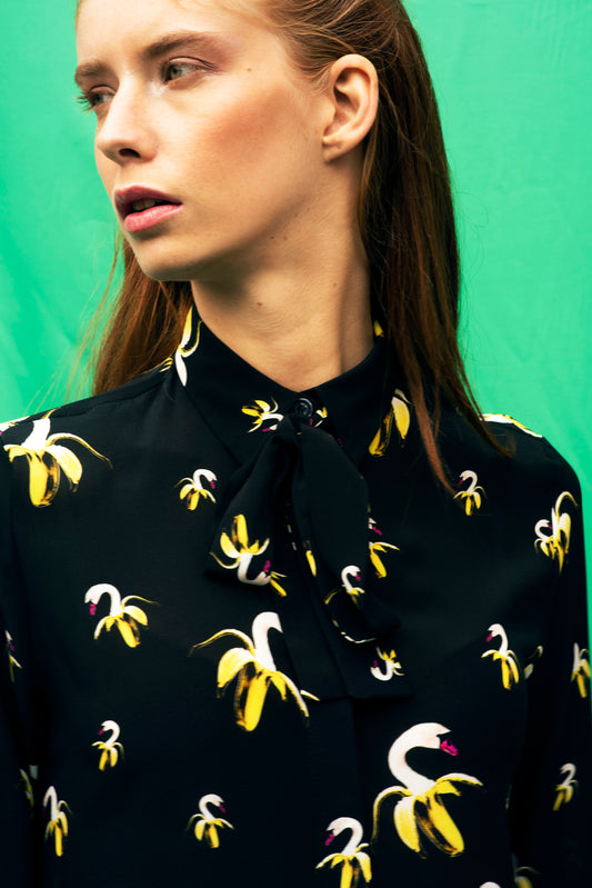 Luana Ga' logo shirt.Printed on silk crêpe de chine , it comes with a bow that can be used also as a belt.